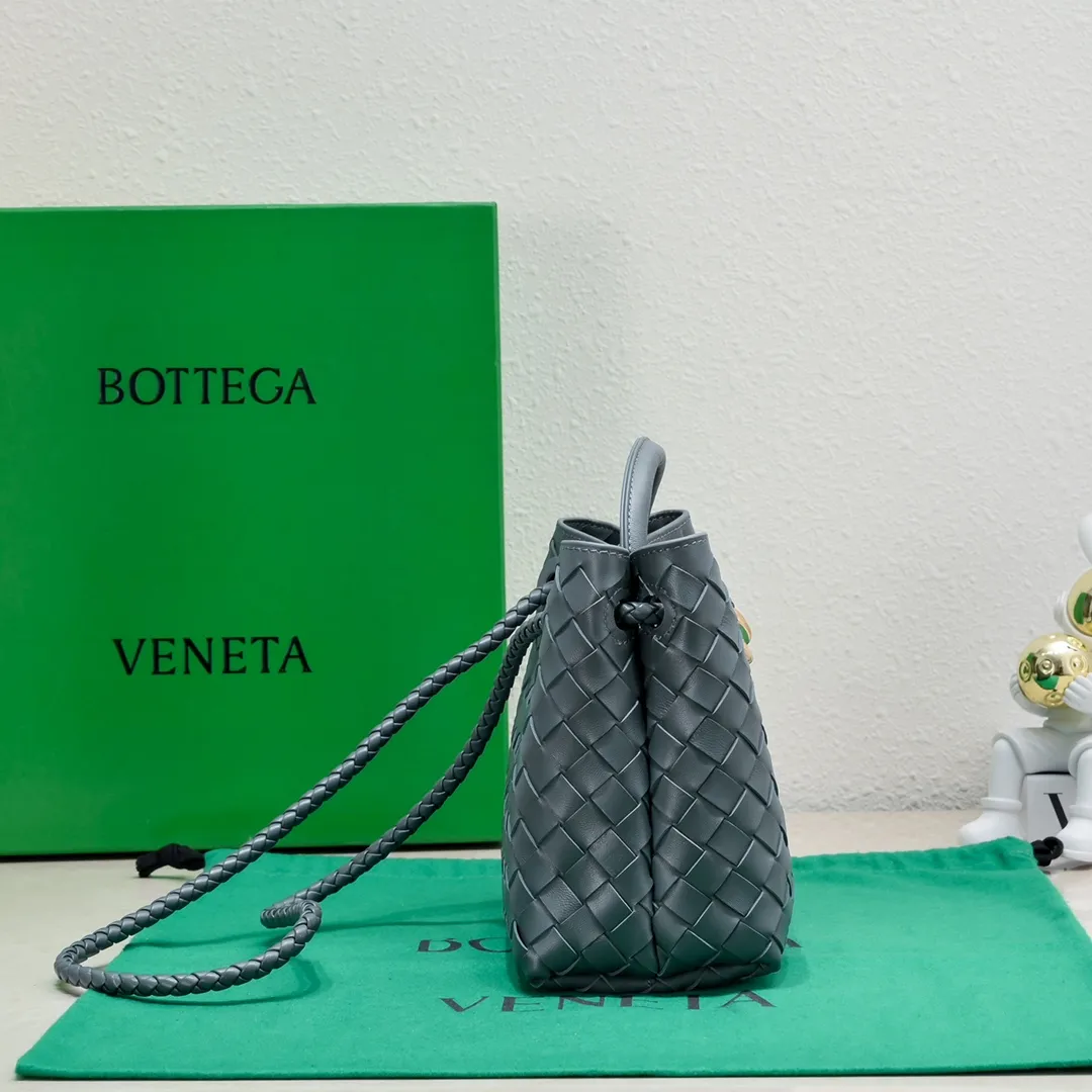 Batch 1860 B's 2023 spring and summer new model continues the brand's woven style with detailed metal knot switch buckles. This time, the shoulder straps are also made into tube weaves, showing different craftsmanship. The carrying method is versatile to create more different looks. Intrecciato woven leather small handbag, equipped with sliding crossbody strap. Internal compartments, including 1 zipper pocket and 2 open pockets with magnetic buckle closure. Size: 25*20*10cm, model: 7463#